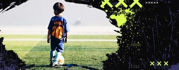 Enfant portant un maillot de foot de messi
