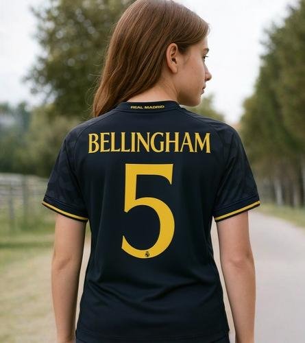 fille de 16 ans portant un maillot du real madrid floqué Bellingham numéro 5